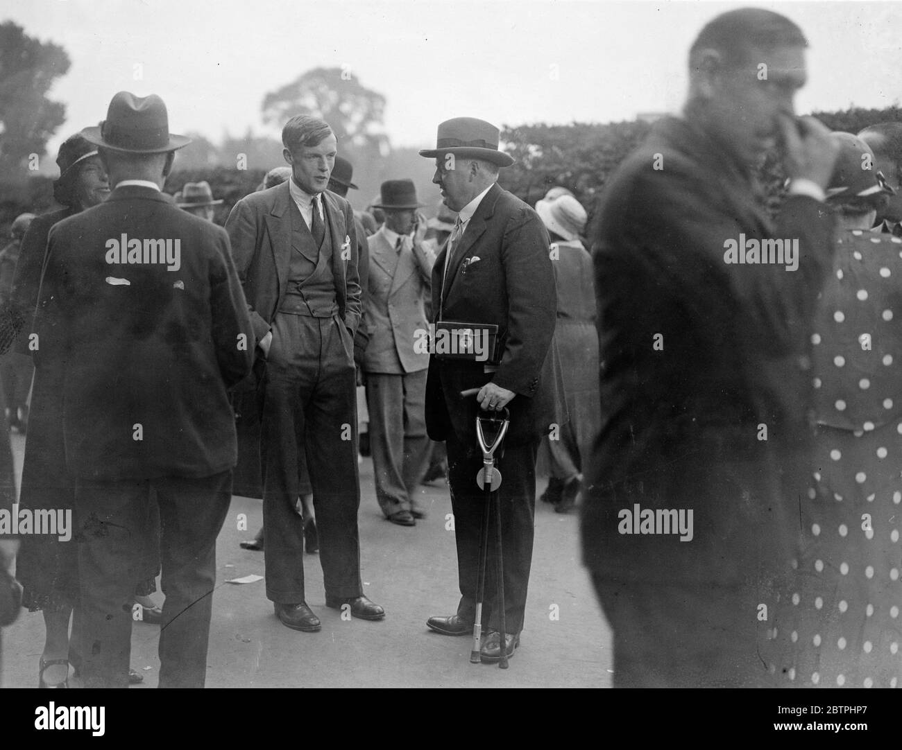 Lord Donoughmore in Wimbledon . Lord Donoughmore war unter den Zuschauern in Wimbledon beobachten die internationalen Tennisspiele. Lord Donoughmore mit K C Collins, in Wimbledon. 22 Juni 1932 Stockfoto