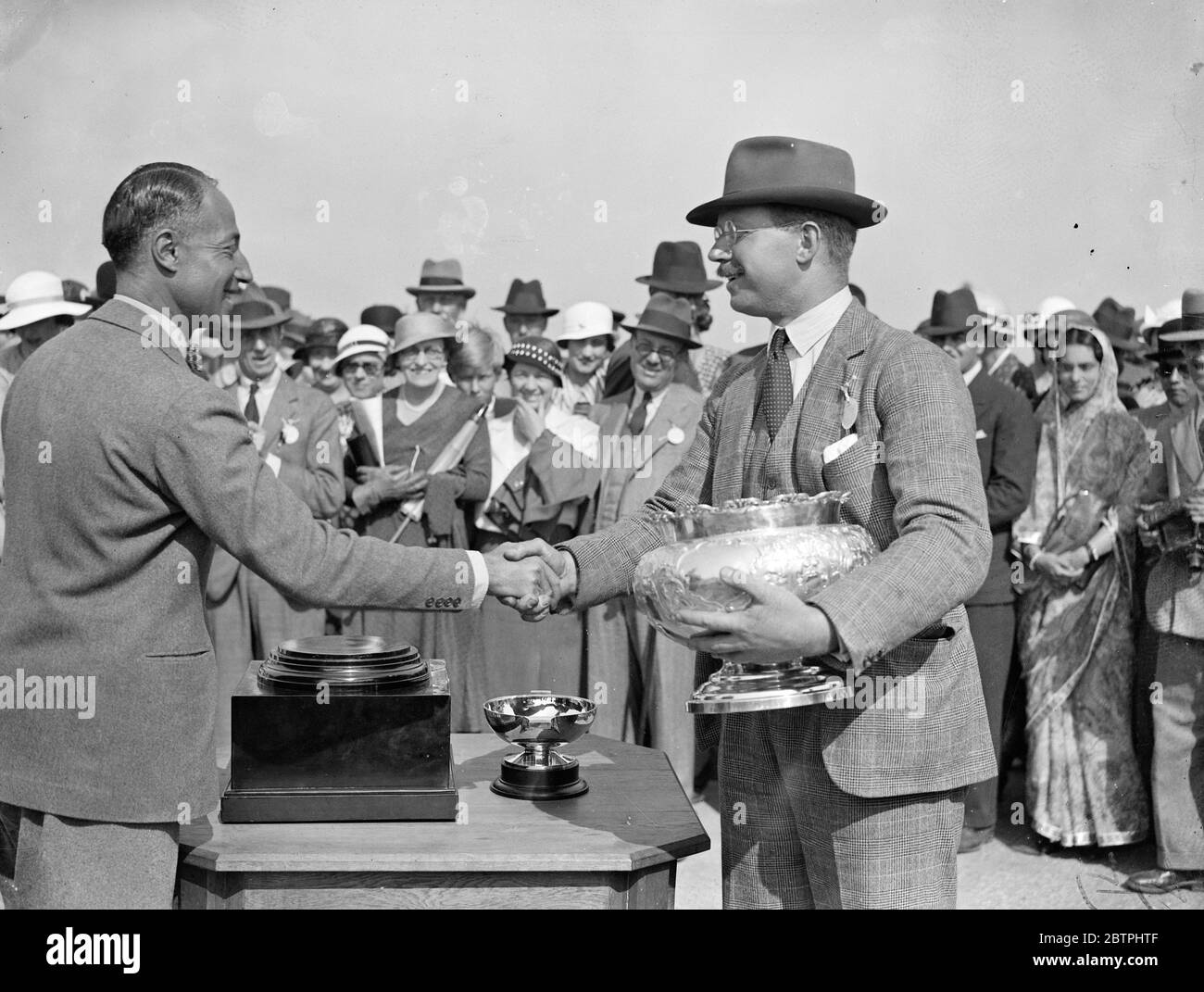 Wachen fliegen Anzeige . Neue Flugzeugtypen wurden zum ersten Mal in der Öffentlichkeit auf der Gartenparty Flugvorführungen des Household Brigade Flying Club im Heston Aerodrome, Middlesex gesehen. Foto zeigt ; Sir Philip Sassoon präsentiert den Gwynn Maddocks Cup an Herrn G Potter auf der Anzeige . Leutnant G H Maddocks wurde bei der ersten Sitzung der Haushaltsbrigade vor einigen Jahren getötet. Juni 1933 Stockfoto