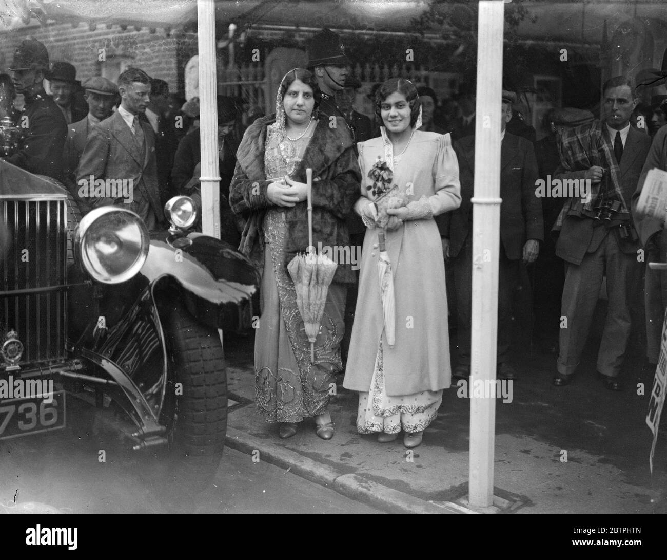Indische Besucher nach Ascot . Trotz des trüben und regnerischen Wetters besuchten die üblichen modischen Massen die Eröffnung des Royal Ascot Renntreffens. Foto zeigt ; Lady Dhunjibhoy Bomanji ( links ) mit ihrer Tochter . 13 Juni 1933 Stockfoto