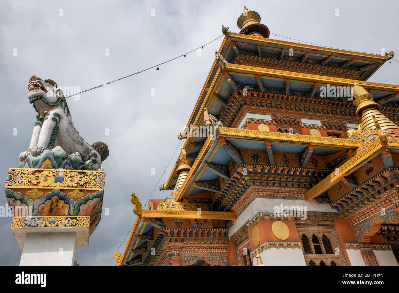 Bhutan, Punakha Bezirk, Yepaisa Dorf. Khamsum Yulley Namgyal Choten aka Nyizergang Choten und Punakha Zangdopelri. Detail der verzierten Fassade. Stockfoto