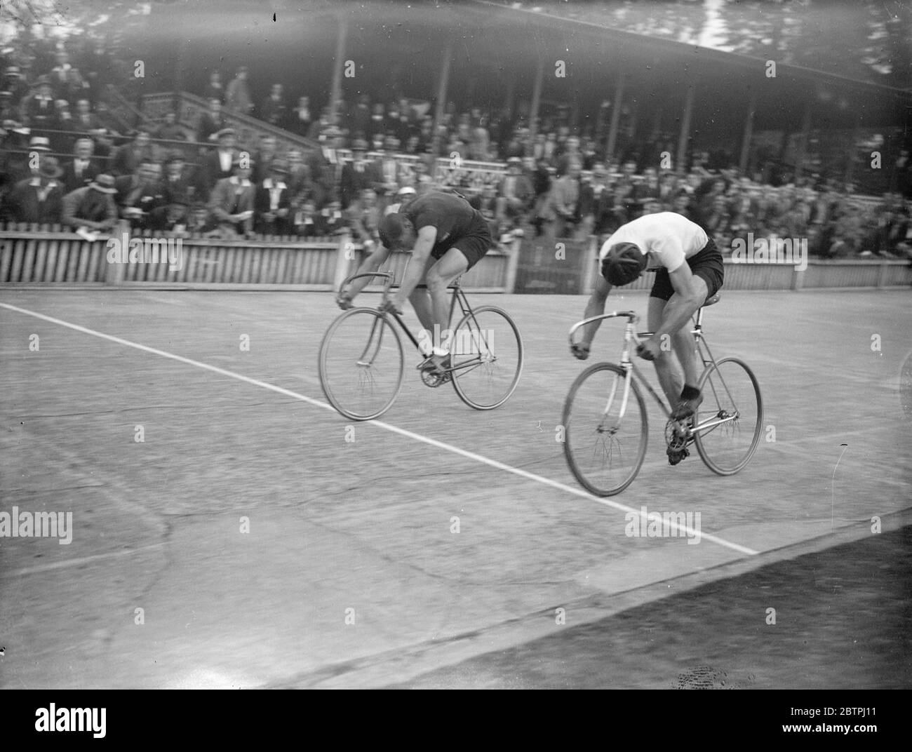 Gewinnt durch einen Reifen. Ein internationales Radrenntreffen, an dem Teilnehmer aus Deutschland, Frankreich und der Schweiz teilnahmen, fand auf der Herne Hill Strecke in London statt. Foto zeigt ; Charles Rampelberg , der französische Meister ( am weitesten von der Kamera ) nur gegen Dennis Horn von England in einem engen Ziel , im internationalen Spiel . Bis 19. August 1933 Stockfoto