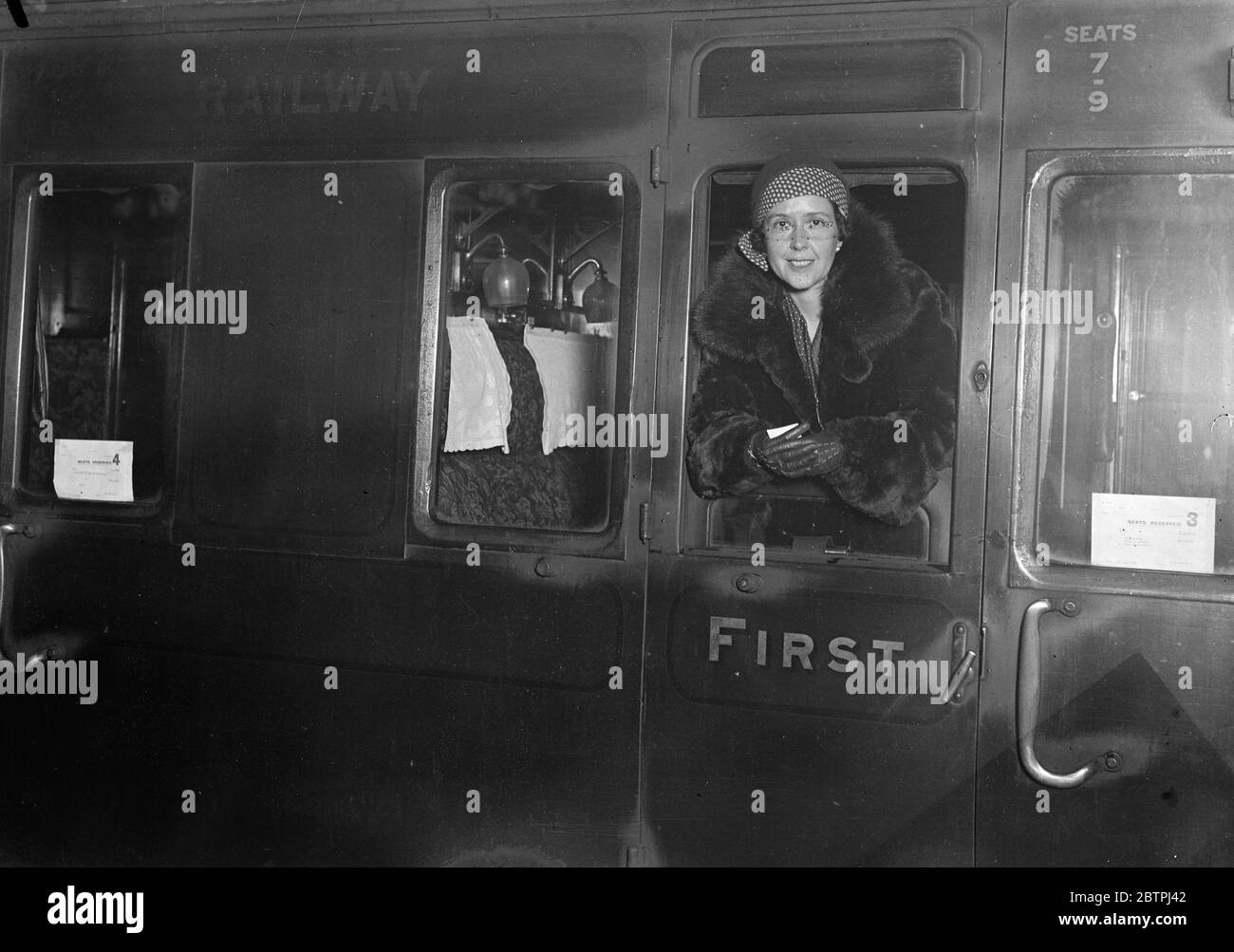 Auf nach Amerika . Foto zeigt, Frau Nigel Bruce, Frau des berühmten Schauspielers, fotografiert am Waterloo-Bahnhof, London, vor der Abreise nach Amerika, um ihren Mann, der dort drüben Schauspielern zu begleiten. 27. Januar 1932 Stockfoto
