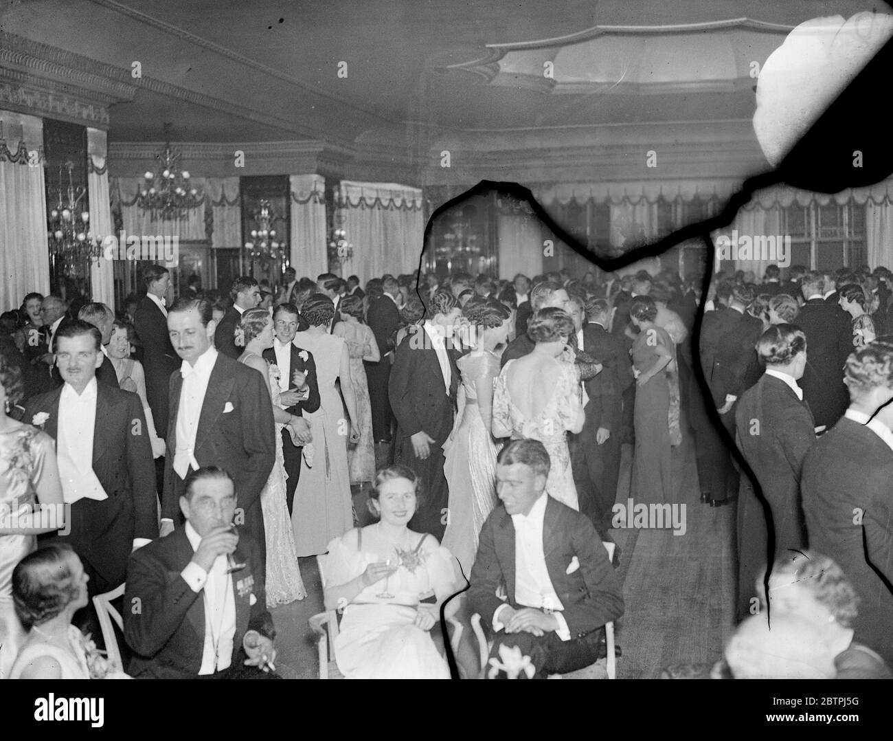 Spielfelder Ball . Besucht von der Duke und Herzogin von York, ein Spielfeld Ball wurde im Dorchester Hotel, London, in Hilfe der National Playing Fields Association statt. Ein allgemeiner Blick auf einen Teil des Ballraums während des Balls. Mai 1934 Stockfoto