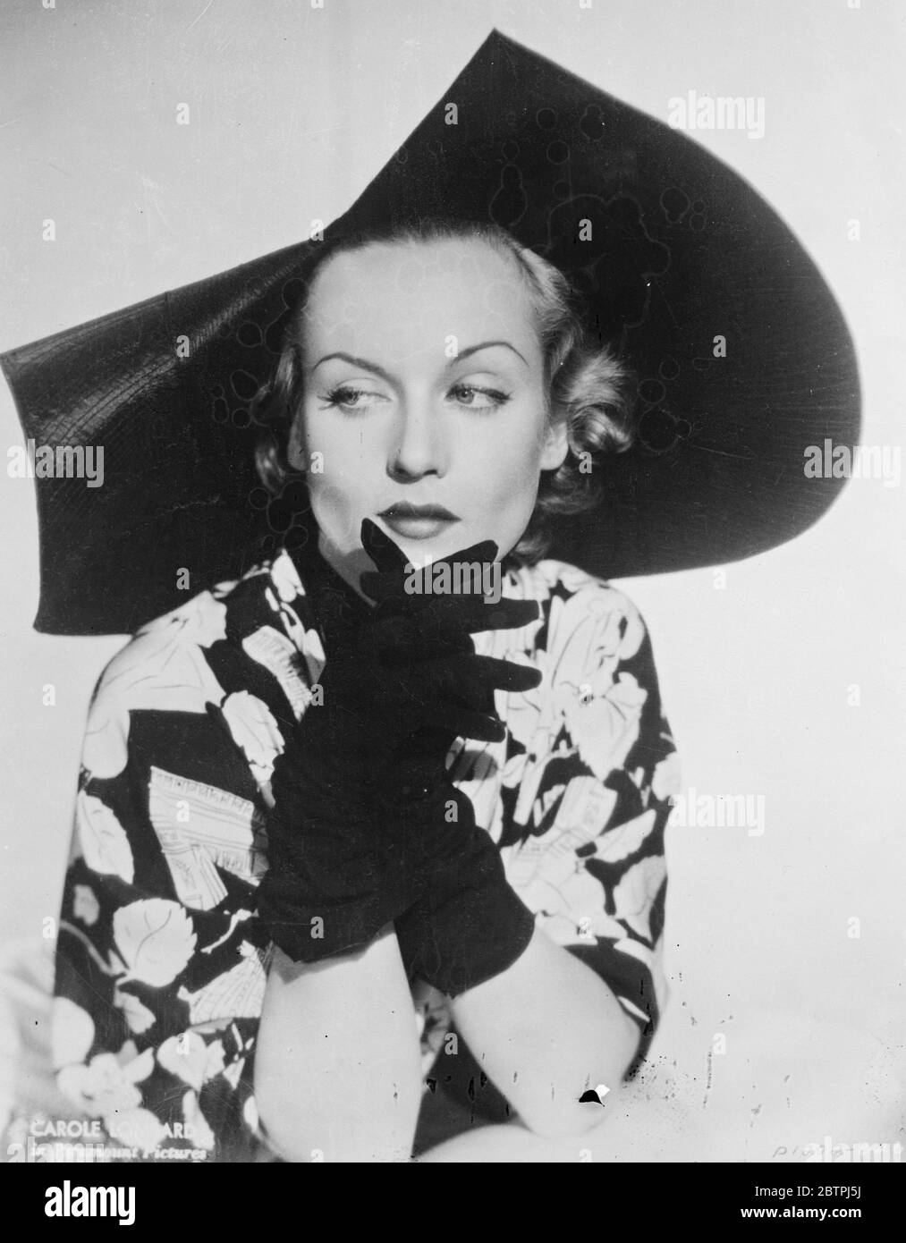 Scalloped Fräskelei . Carole Lombard, die Hollywood-Filmschauspielerin, trägt einen neuen Hut eines der Merkmale, von denen der Schnitt des Krempes ist. 29. September 1934 Stockfoto