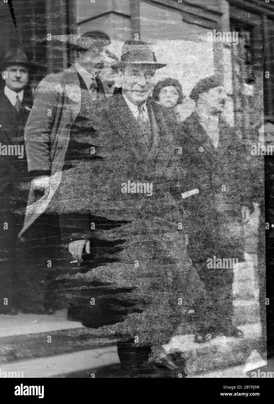 Fragesteller in Stawisky Anfrage . M Albert Dubarry, der im Zusammenhang mit dem Stavisky-Skandal in Frankreich verhaftet wurde, wurde in Bayonne vom Untersuchungsrichter wegen von Stavisky an ihn gezahlter Beträge befragt. Foto zeigt ; M Dubarry geht nach seinem Verhör. 16. Januar 1934 30er, 30er, 30er, 30er, 30er, 30er Jahre Stockfoto
