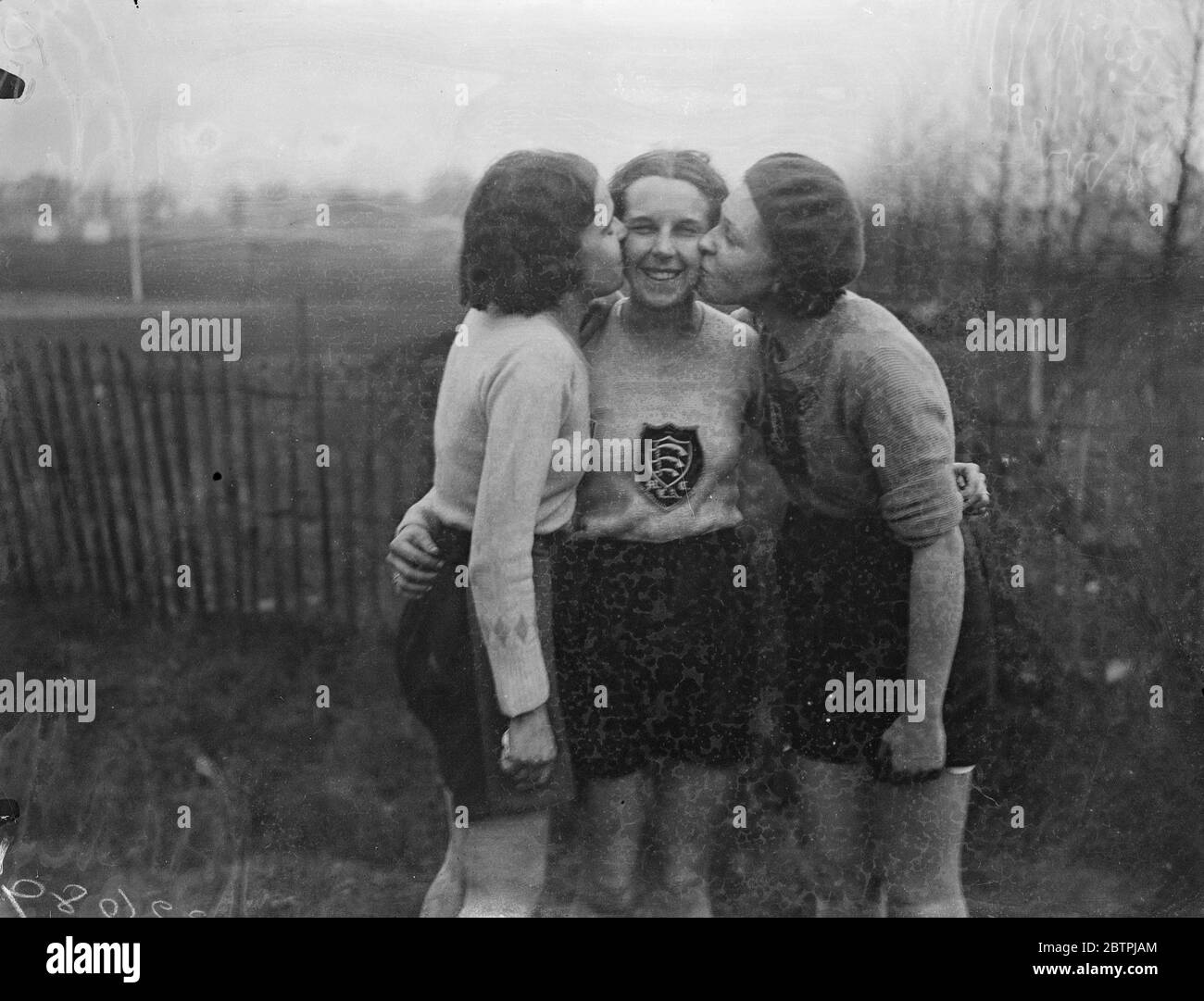 Herzlichen Glückwunsch zum Gewinner. Doris Butterfield, die Gewinnerin, wird von den Läufern geküsst - nach dem Middlesex Ladies Cross Country Run bei Pinner. 13. Januar 1934 30er, 30er, 30er, 30er, 30er, 30er Jahre Stockfoto
