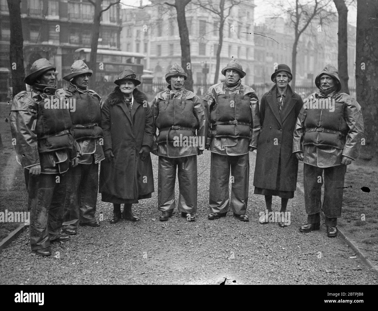 Heldenhafte Rettungsschwimmer . Von links nach rechts: Coxswain Henry Blogg von Cromer, Coxswain John Strachan von Peterhead, DF Wiseman von Peterhead, Coxswain B S Stanton von Boulmer, Coxswain J Rosch von Plymouth, Coxswain D Ciller von Dungeness, Kent und Frau Brignall (links) Mit Frau Ciller (rechts) bei der Verleihung der Preise für Galanterie während des Dienstes an der Jahrestagung der Royal National Lifeboat Institution in London. 21 April 1933 30er, 30er, 30er, 30er, 30er, 30er, 30er Stockfoto
