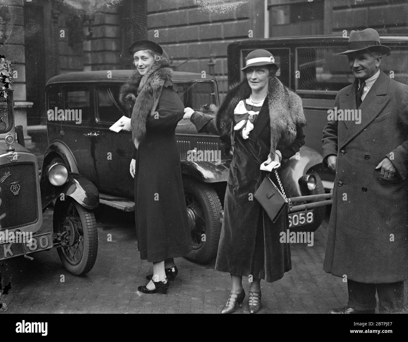 Royal Academy private Aussicht. Die private Ansicht der Royal Academy Ausstellung fand im Burlington House, Piccadilly, London statt. Foto zeigt, Lady Astor Ankunft für private Aussicht. Mai 1934 Stockfoto