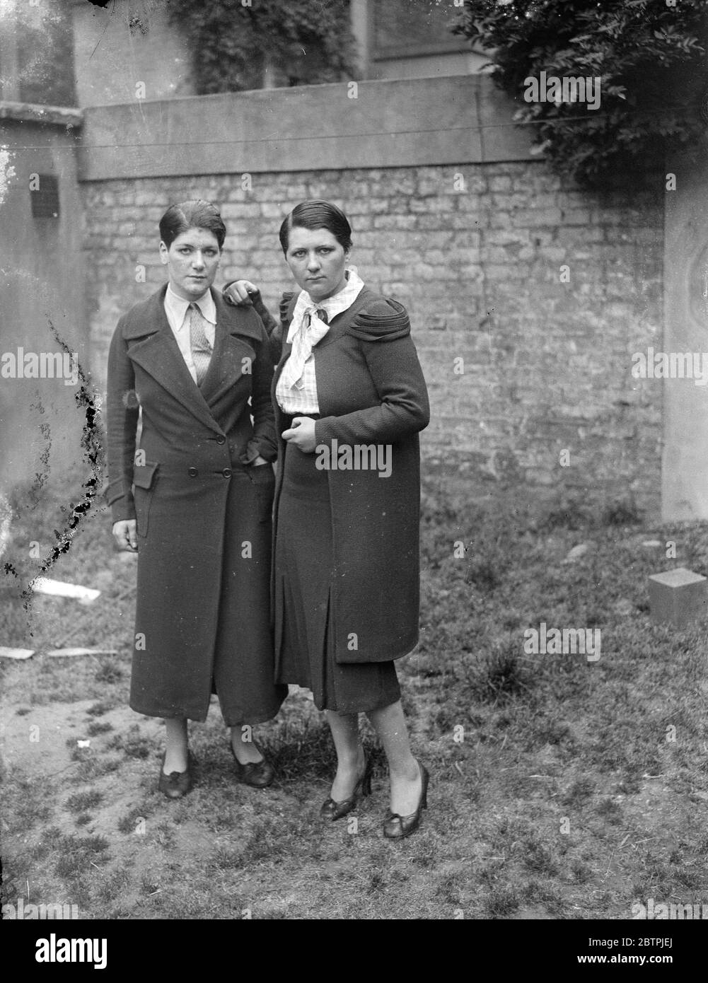 Drei Frauen angegriffen. Frauen in London Street angegriffen und verletzt. Die Polizei sucht nach einem jungen Mann, der angeblich drei Frauen in Adelaide Road angegriffen haben soll, Chalk Farm. Eine der Frauen wurde bewusstlos auf der Straße mit schweren Verletzungen an Kopf und Auge gelassen. Die anderen wurden verletzt und um den Kopf geschnitten. Die verletzten Frauen, alle drei wurden im Krankenhaus behandelt, sind Miss E Bassett, Frau L Marshall und Miss Phyllis Day, alle von Adelaide Road. Miss Phyllis Day (links) und Miss Ena Bassett, Opfer des Angriffs. 15 Juni 1934 Stockfoto
