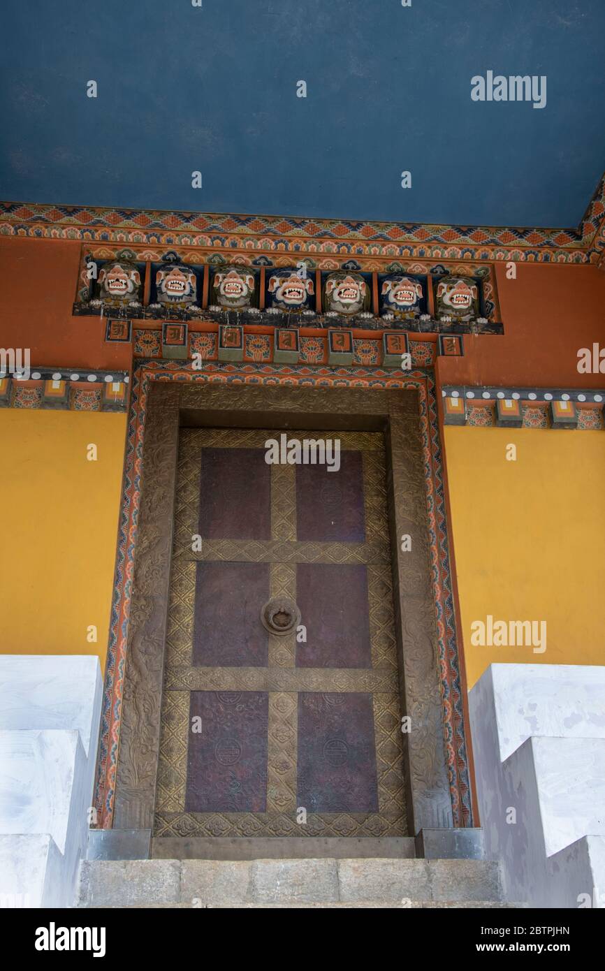 Bhutan, Punakha Bezirk, Yepaisa Dorf. Khamsum Yulley Namgyal Choten aka Nyizergang Choten und Punakha Zangdopelri. Farbenfrohe Tür. Stockfoto