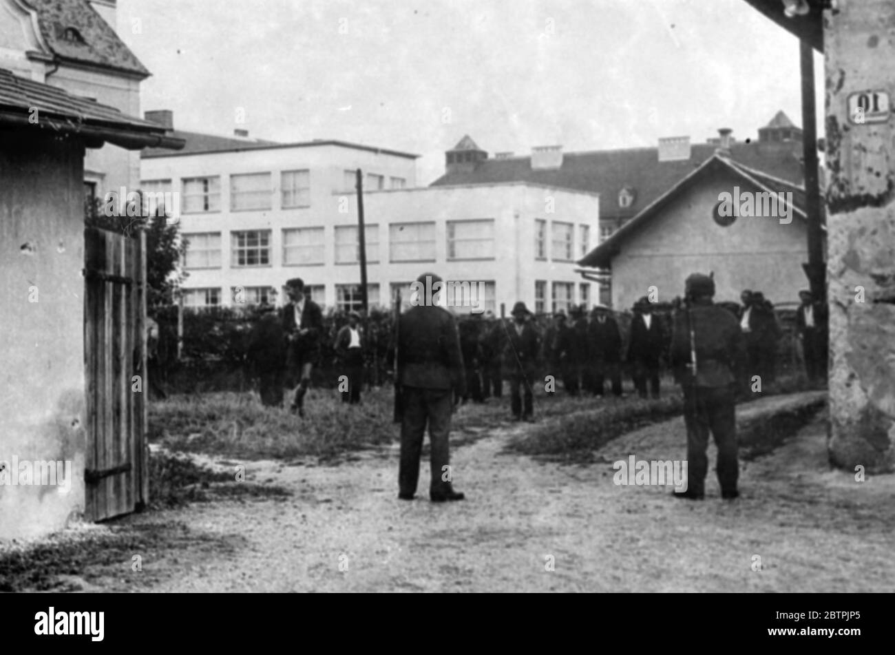 Österreich gründet Bettler Camps . Bewaffnete Wachen am Eingang zum Bettlerlager bei Linz, Österreich. Oktober 1935 Stockfoto