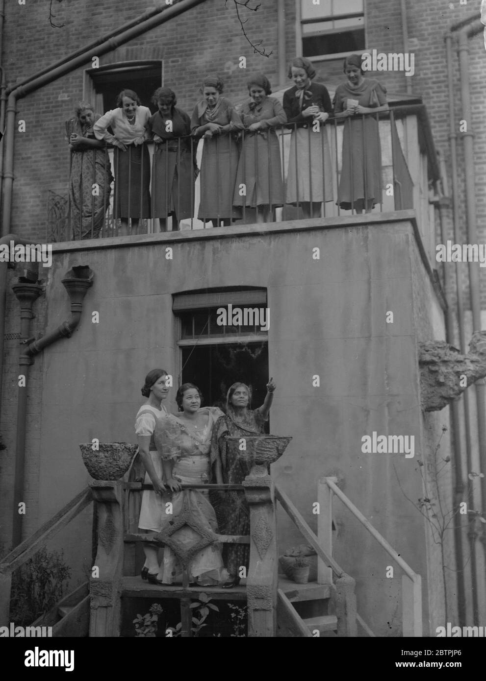Internationale Galerie . Vertreter von 56 Nationen in London, um YWCA Geburtstagskundgebung teilnehmen . Miss Irene Mitra aus Indien zeigt London Sehenswürdigkeiten auf einer interessierten Galerie vertreten mehrere Länder auf dem YWCA , Upper Bedford Place . Unten links ist DR Rose Kloimwieder von Österreich und Mitte Frau Flora A Ylagan, Philippine Islands Vertreter. November 1935 Stockfoto