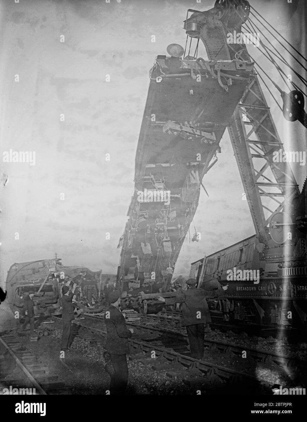 Zugcrash . 2 Tote und viele Verletzte in London Express Zug zerschlagen mit einem LKW auf einem Bahnübergang an der Wharf Road . Ein Kran hebt das Wrack. 27. November 1934 Stockfoto