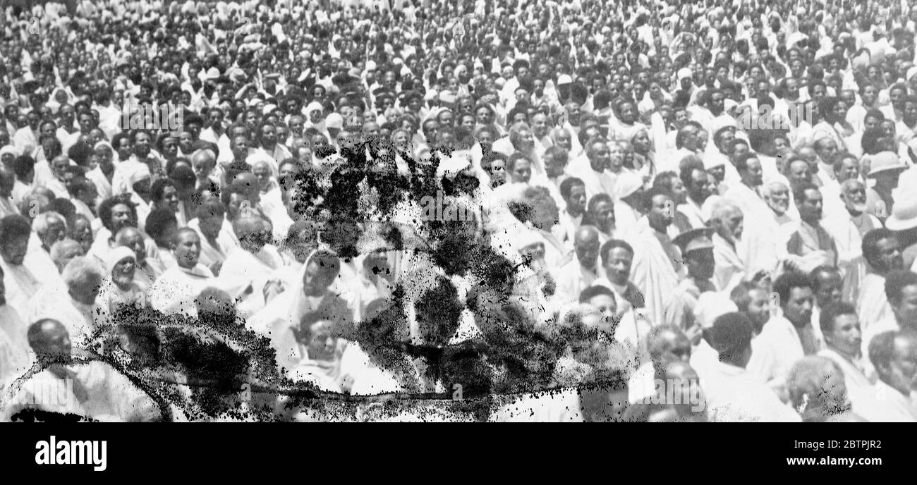 Warten auf Nachrichten . Eine große Masse von Menschen warten auf eine Kriegserklärung in Addis Abeba . Oktober 1935 Stockfoto