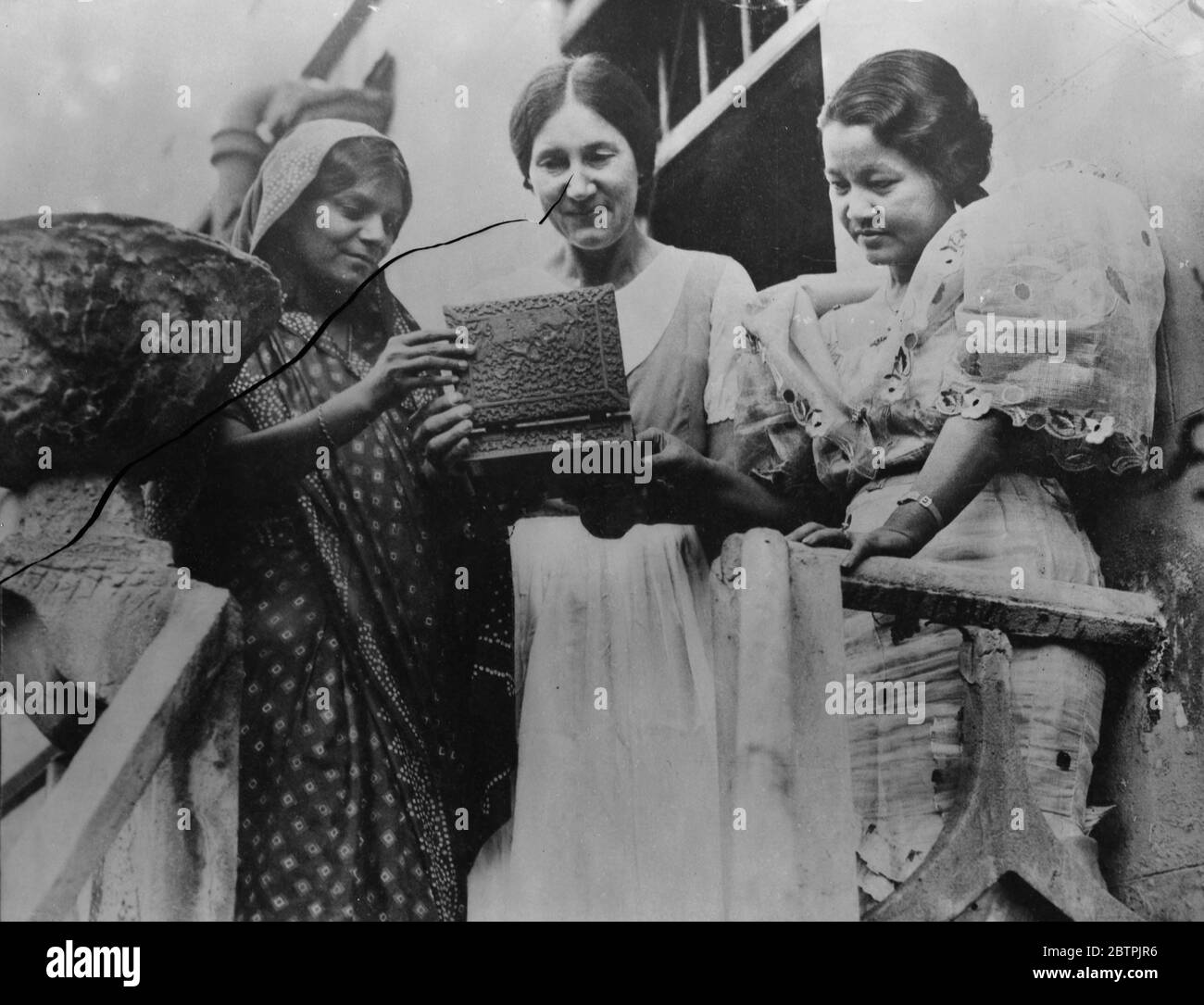 Internationale Galerie . Vertreter von 56 Nationen in London, um YWCA Geburtstagskundgebung teilnehmen . Miss Irene Mitre von Indien zeigt einen Kuriosum aus ihrem Land an Dr. Rose Kloimwieder von Österreich (Mitte) und Frau Flora A Ylagen, Philippine Islands Vertreter (rechts) am YWCA, Upper Bedford Place. November 1935 Stockfoto