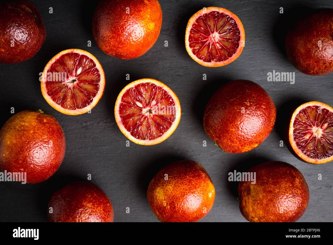 Rote sizilianische Orangen auf dem dunklen Holzhintergrund. Geringe Schärfentiefe. Stockfoto