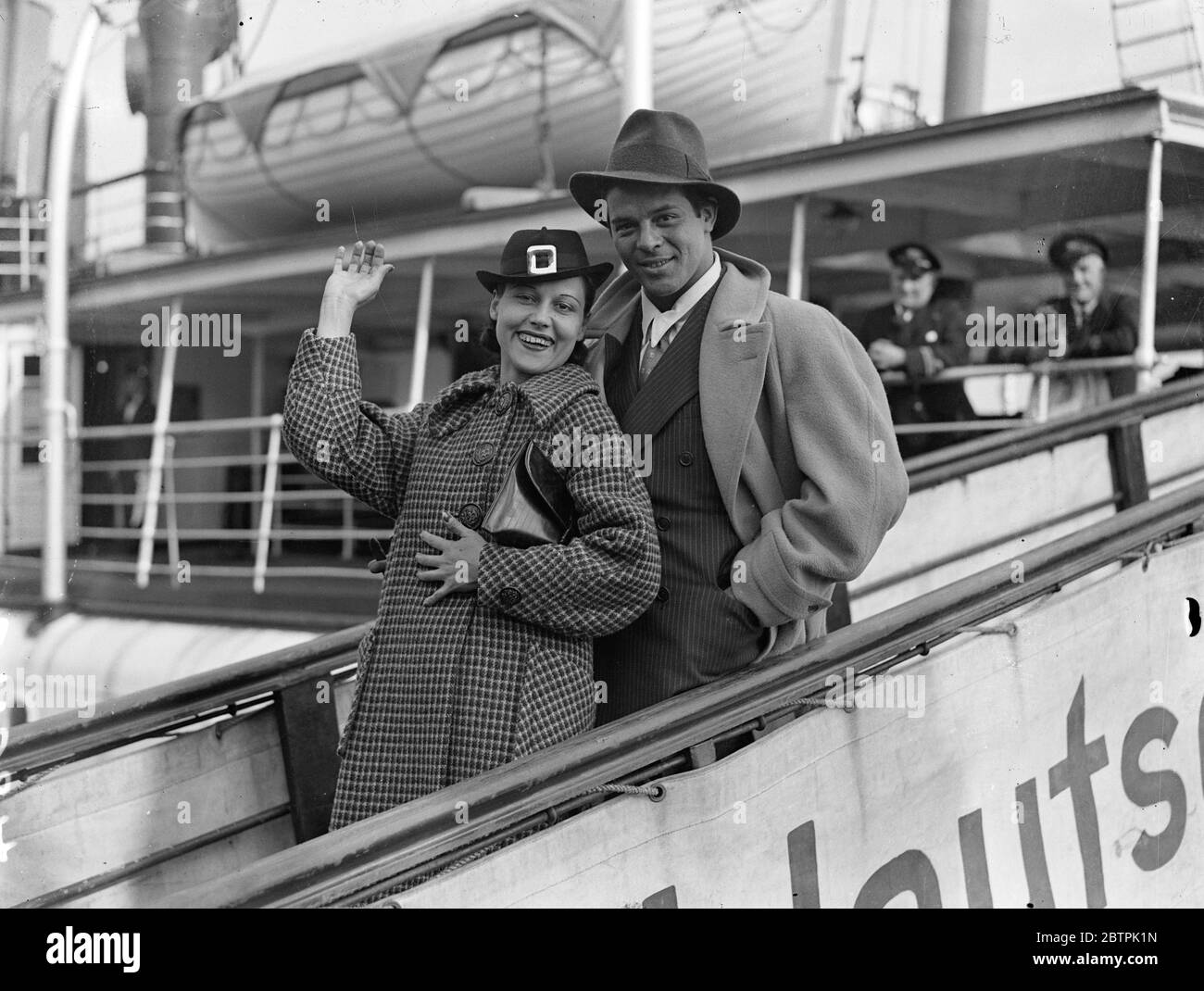 American Blues Sänger hier . Miss Carolyn Marsh, die amerikanische Bluessängerin, kam in Southampton an Bord der Bremen aus den Vereinigten Staaten begleitet von ihrem Mann, Herrn Jose E Nieto. Foto zeigt, Miss Carolyn Marsh und ihr Mann, Jose E Nieto, gehen an Land in Southampton. 10 März 1936 Stockfoto