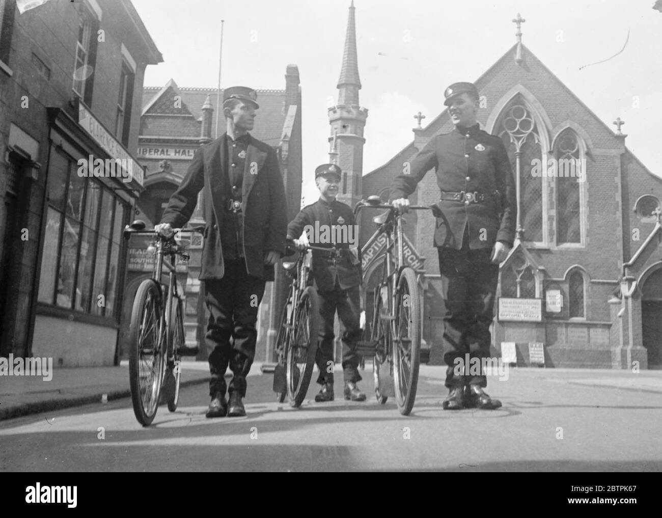 Lange Lieferung . Big Ben Bennett (rechts) von Southend, Essex, als einer der höchsten Jungen in der Post-Office-Messenger-Service mit Dyf Byford. In der Mitte ist einer der kürzesten Jungen in den Dienst, "Little Ben Bennett, Bruder von Big Ben. 29 Juni 1935 Stockfoto