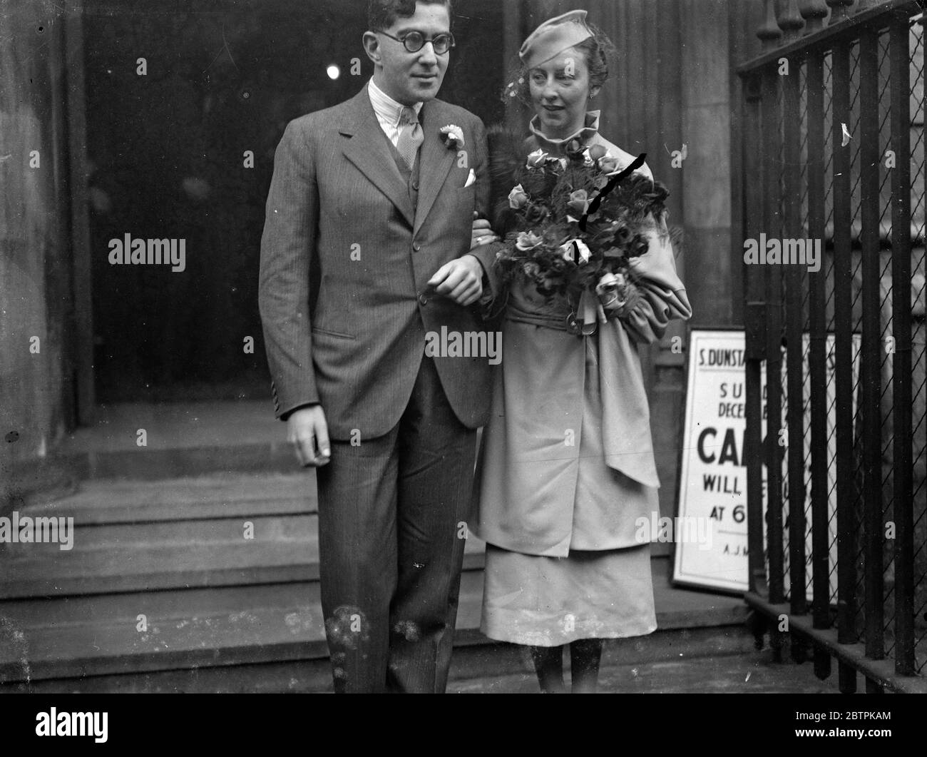 Verheiratet in Fleet Street. Die Hochzeit von Herrn Peter See und Miss Margaret Wood fand in der Kirche von St. Dunstan im Westen , Fleet Street . Foto zeigt, die Braut und Bräutigam verlassen nach der Zeremonie. Bis 21. August 1935 Stockfoto