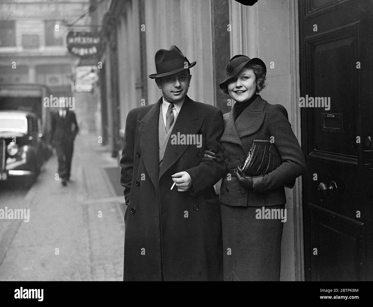 Eine weitere Roy Romantik. SID engagiert sich für Harry 's Sekretär. SID Roy und Miss Margot Grossmith nach der Ankündigung ihrer Verlobung. 20 März 1935 Stockfoto