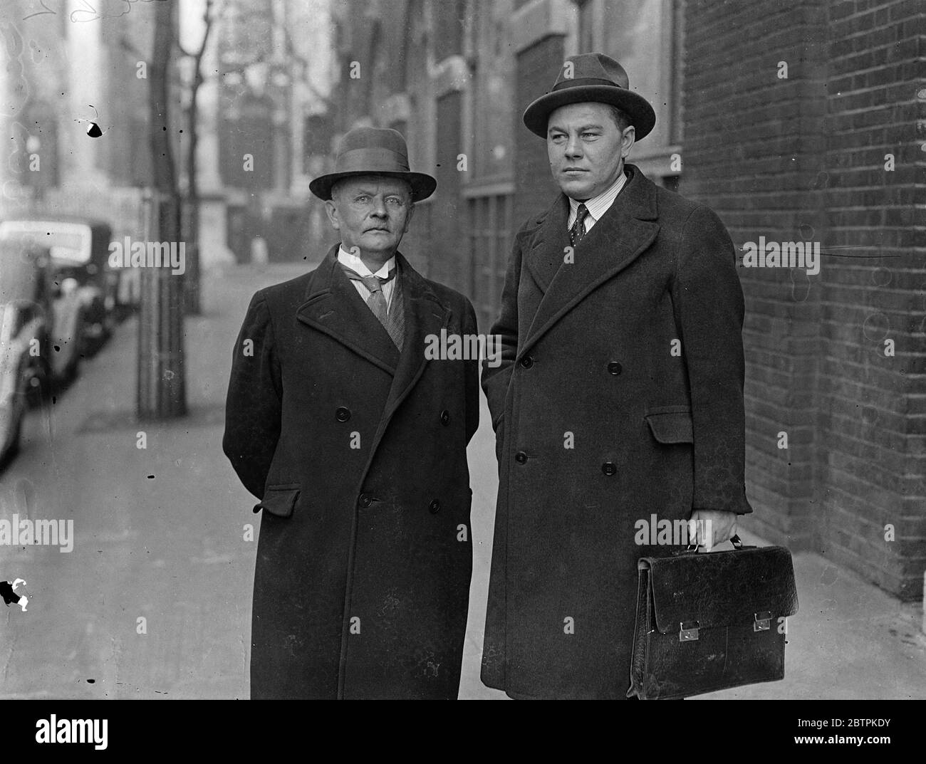 Dänische Delegierte kommen an. Dänische Delegierte kommen zum zweiten internationalen Treffen nach London. Die zweite ( Socialist ) International ist Treffen im Transport House , Westminster , London . Delegierte aus ganz Europa nehmen an der Konferenz der Internationalen Teil. Die zweite Internationale wurde 1889 gegründet und nach dem Krieg auf der Hamburg-Konferenz 1923 wieder gegründet. Foto zeigt, M Hunsen und M Olsen, die dänischen Delegierten, im Transport House. 18 März 1936 Stockfoto