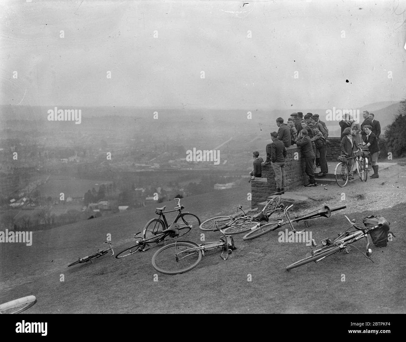 Frühling fängt ihre Gedanken ein. Ihre Maschinen vergessen, eine Gruppe von Radfahrern Blick über die Surrey Landschaft von Box Hill. 22 März 1935 Stockfoto