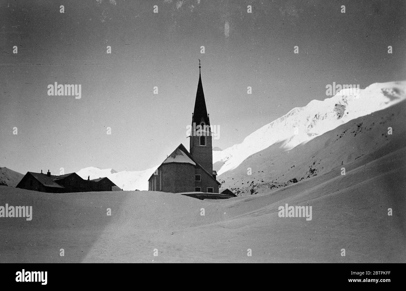 Morgen in Tirol. Die ersten Sonnenstrahlen leuchten den Morgenhimmel und baden die Berggipfel des österreichischen Tirol. 11 Dezember 1935 Stockfoto