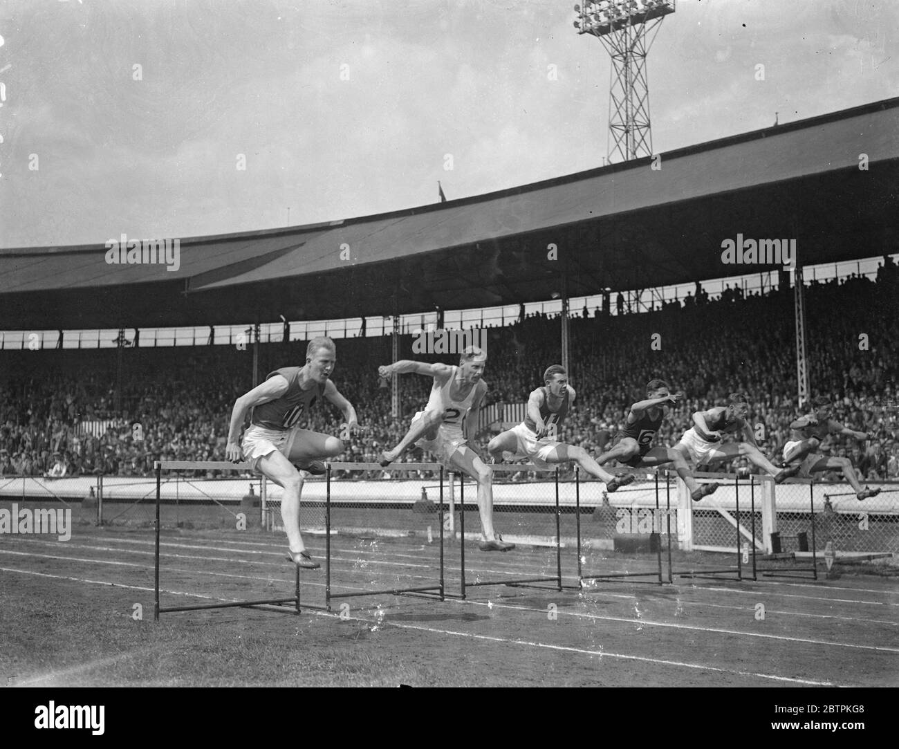 Inter Counties Championships . 120 Yards Hürden Finale . Gewonnen von EINEM B Pilbrow (Middlesex), (5 von links) Foto zeigt, erste Hürde. Juni 1936 Stockfoto