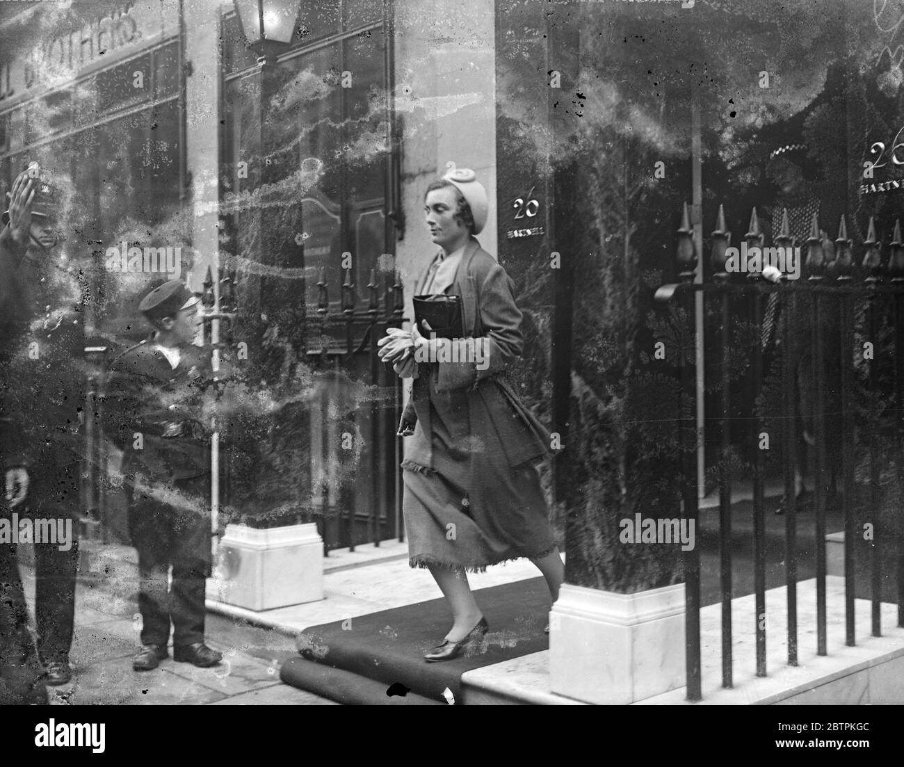 Exklusives Bild . Lady Alice Scott besucht ihren Dressmaker. Um alle britischen Brautkleid und Trousseau haben. 28. September 1935 Stockfoto