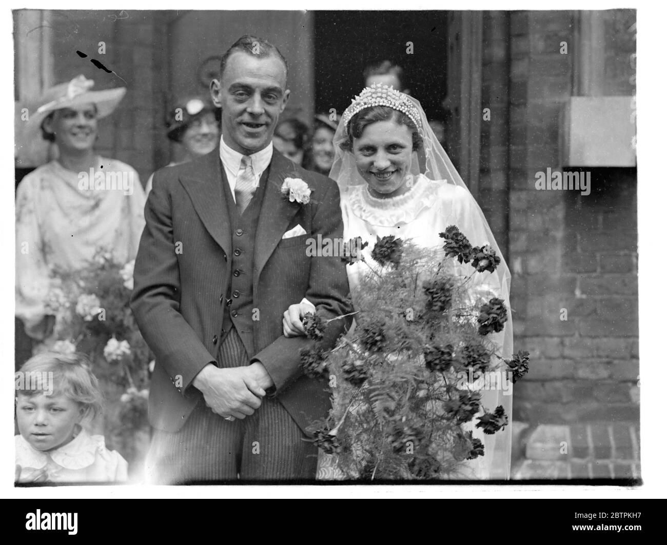 Ihr Ziel Erreicht ! Fulham 'Keper Weds in London Alfred Toothill, der Fulham Torwart, war verheiratet in St. Clement ' s Kirche, Fulham, Miss Georgina Farley. Tootill kommt aus Bury, Lancashire. Seine Braut ist ein Londoner. Foto zeigt : die Braut und Bräutigam . 23 Mai 1936 Stockfoto