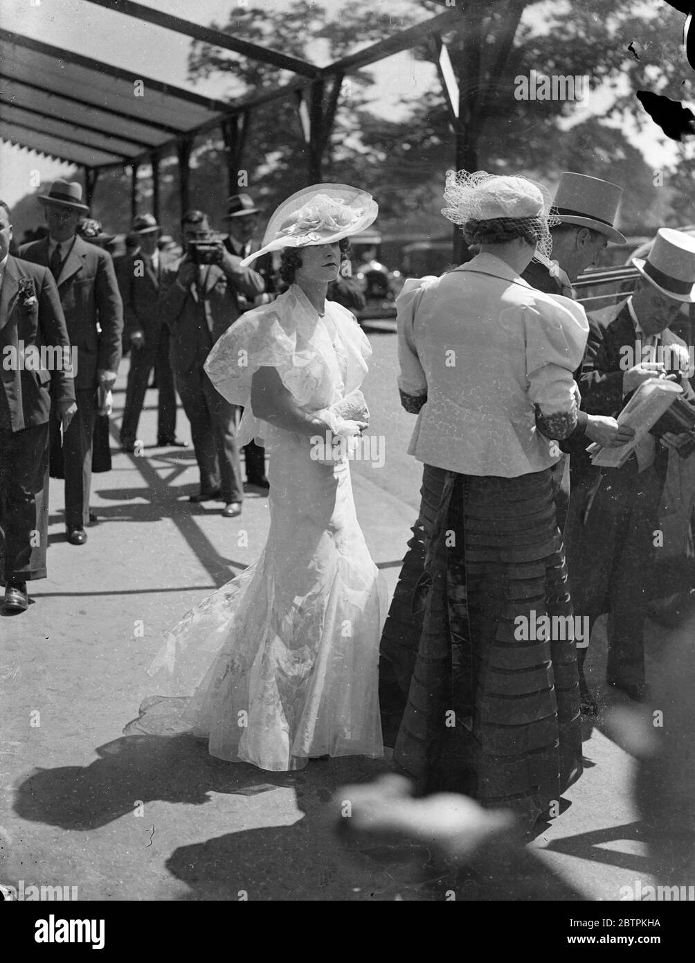 Auffällige Mode Bei Ascot . Ascot, auf Royal Hunt Cup Tag, mit noch besseren Wetterbedingungen als auf der Eröffnung bevorzugt, sah eine noch größere Vielfalt an schönen Mode. Foto Zeigt : Frau . Carris (links) und Miss Connie Carris tragen auffällige Mode auf dem Platz in Ascot. 17 Juni 1936 Stockfoto