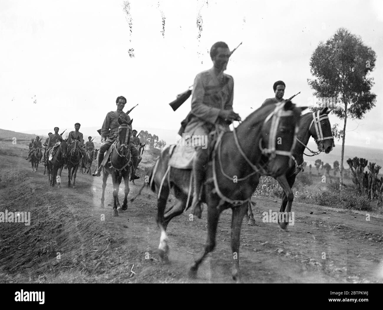 Die Kavallerie zieht nach oben Foto zeigt: Ras Nassibu ' s prächtig montiert regelmäßige Kavallerie bewegt sich bis zu den Linien im südlichen Ogaden. Einige dieser Männer sind auf reinblütigen arabischen Hengsten montiert. [Nasibu Zamanuel, auch Nasibu Zamanuael, ( ca. 1893 - 16. Oktober 1936 ) Armeekommandant, bemerkenswerter Höfling des Kaisers] [ Okt ?] 1935 Stockfoto