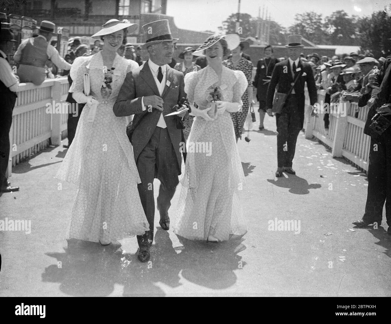 Auffällige Mode Bei Ascot . Ascot, auf Royal Hunt Cup Tag, mit noch besseren Wetterbedingungen als auf der Eröffnung bevorzugt, sah eine noch größere Vielfalt an schönen Mode. Foto zeigt: Lord Stoneheiven und Freunde . 17 Juni 1936 Stockfoto