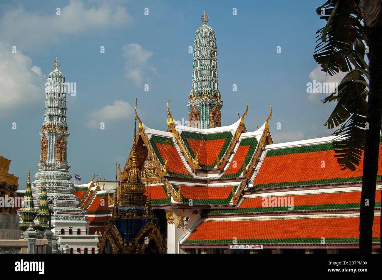 Phra Maha Montian Group ist die großartige Residenz, die aus 7 Verbindungsgebäuden im Grand Palace Komplex in Bangkok, Thailand besteht. Stockfoto