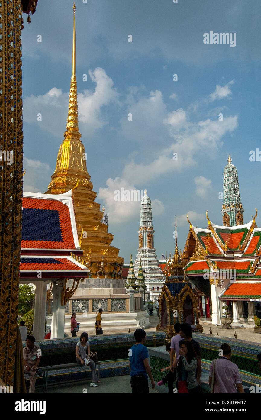 Besuch des Großen Palastes und des Tempels des Smaragd-Buddha in Bangkok, Thailand. Stockfoto