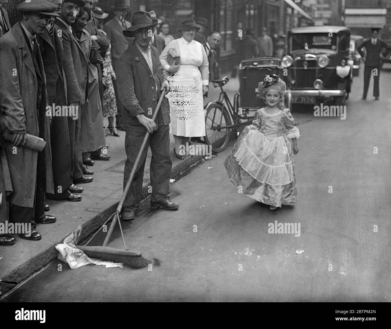 Madame Kommt Vorbei! Kinder boten die Unterhaltung bei der jährlichen London Hippodrome Matinee in Hilfe der Queen ' s Hospital for Children , Bethnal Green . Die Kinder, die daran teilnahmen, reichten von zwei bis sieben Jahren, und ein modernes Bild zeigte kleine Babys als ihre Mütter und Väter gekleidet. Fotoausstellungen : Gloria Benarbo fegt majestätisch an Schaulustigen vorbei zum London Hippodrome in ihrem historischen Kostüm. Juli 1936 Stockfoto