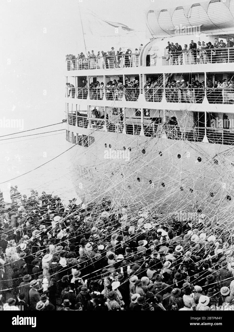 Papierketten . Der Liner Orion wurde mit Luftschlangen befestt, als sie von Melbourne, Australien, auf ihrer Reise nach london mitgeschickt wurde. 26. April 1936 Stockfoto