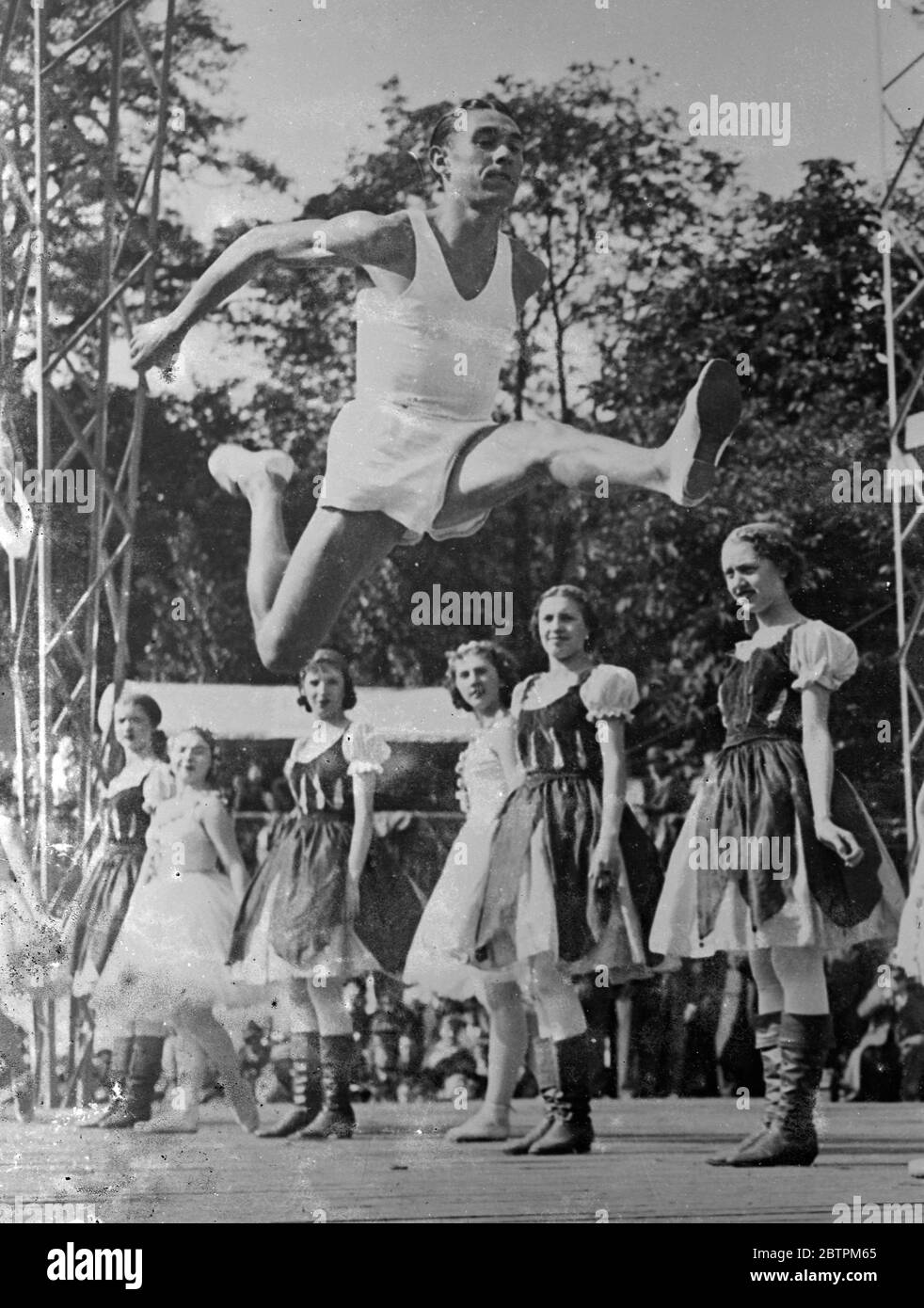 Champion Athlete als Balletttänzer Jules Ladoumègue , Champion Langstreckenläufer von Frankreich , erschien mit dem Ballett von der Pariser Oper bei der Vorstellung bei der jährlichen Fete für Kinder in Jardin d ' Acclimatation im Bois de Boulogne , Paris statt . Foto zeigt : Jules Ladoumègue in der Luft, wie er mit dem Ballett. 22 Mai 1936 Stockfoto