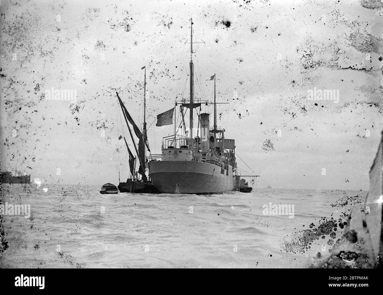Gefährliche Fracht . Sprengstoff und Munition auf Portguese Marinetransport in Thames geladen. 28. September 1935 Stockfoto