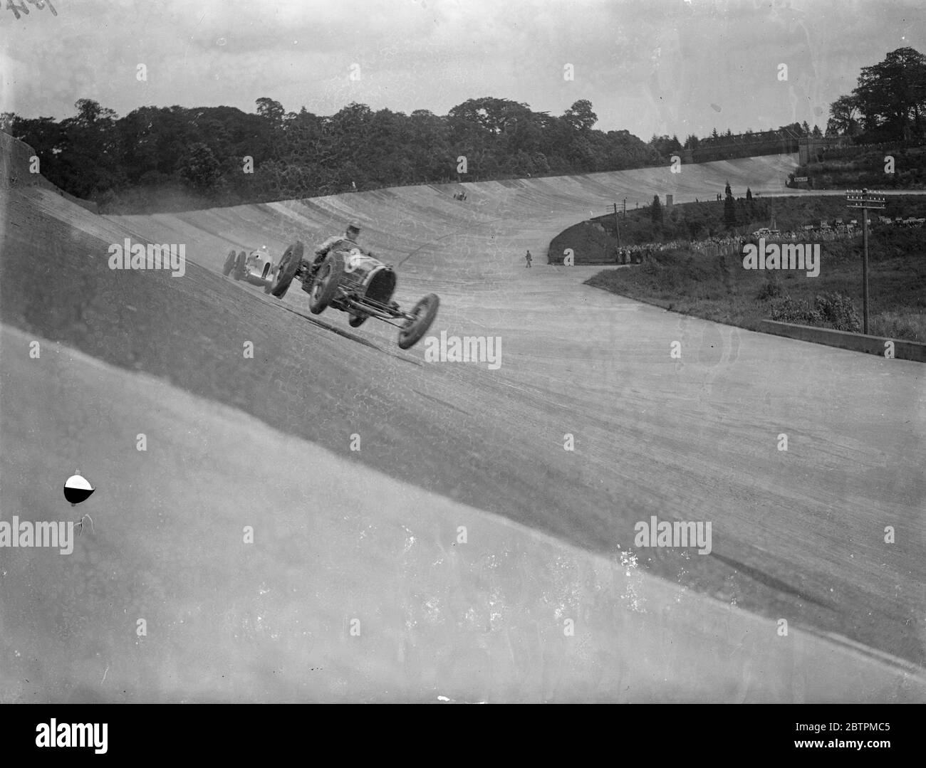 Gold Trophy Race in Brooklands Foto-Shows : Earl Howe ( Bugatti ) führt Oliver Bertram ( Barnato Hassan Special ) auf Banking in Gold Trophy Race in Brooklands am Pfingstmontag. [ Francis Curzon , 5. Earl Howe ] 1. Juni 1936 Stockfoto