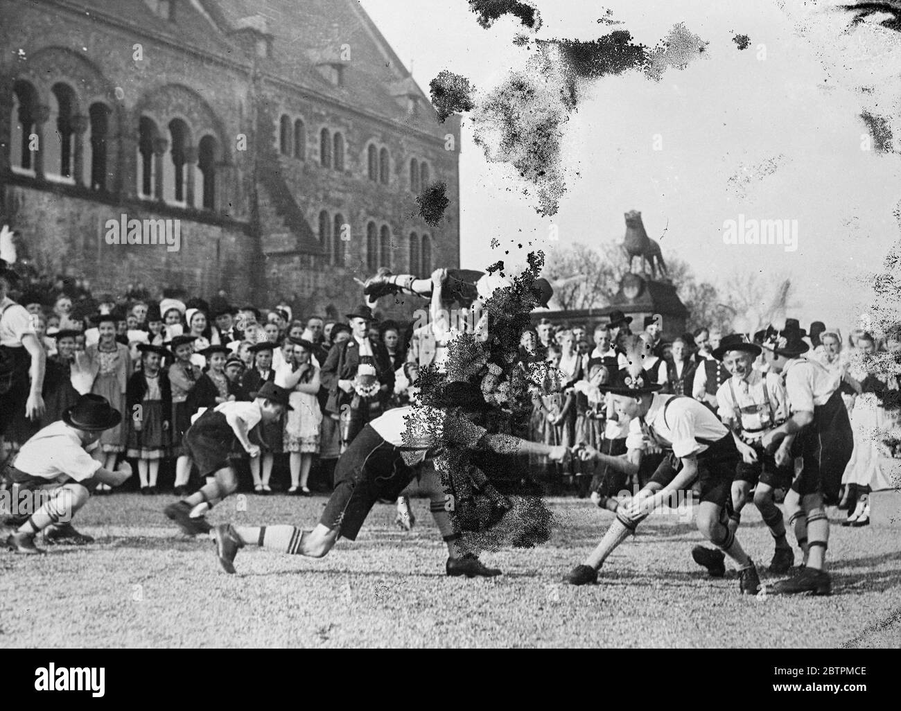 Tanzen mit Nervenkitzel . Bayrische Pfeifer in ihren traditionellen kurzen Hosen und gefiederten Hüten führten ihre hektischen Volkstänze auf, als in Gosler der Tag der deutschen Bauern gefeiert wurde. Foto zeigt, Bauernkinder in einem ihrer wilden Volkstänze. 30. November 1935 Stockfoto