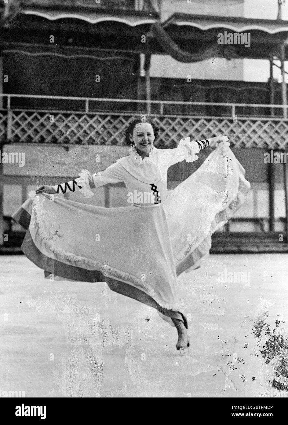 Sie Schlittschuh in Röcken. Fraulein Illy Holzmann, berühmte österreichische Skaterin, ist so geschickt auf dem Eis, dass sie sich sicher genug fühlt, ihre drehenden Beine in voluminöse Röcke zu wickeln, anstatt das von den meisten Champions favorisierte kürzere Kleid. Foto zeigt, dass Fraulein Illy Holzmann in ihren langen Röcken auf einer Ausstellung in Wien über das Eis gleitet. 29. November 1935 1936 Stockfoto