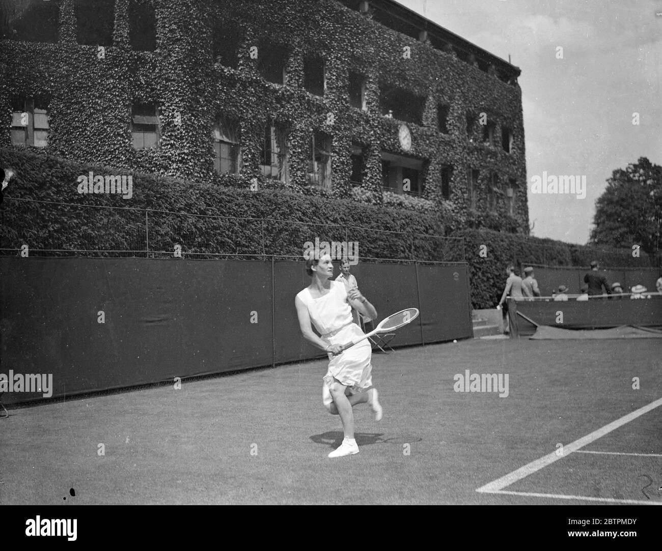 Wimbledon Championships . Erste Runde der Frauen Singles in Wimbledon . Fotoausstellungen : Josane de Meulemeester aus Belgien im Spiel gegen die französische Miss Edith Belliard 23 Jun 1936 Stockfoto
