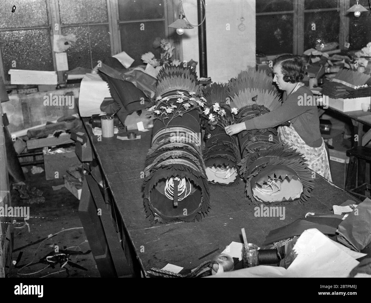 Big Taschen für Weihnachten. Foto zeigt, riesige Cracker, die ziemlich Aufsehen bei jeder Chrysitmas Partei zu schaffen, bereit für den Versand in einem Hampstead Fabrik. 14 Dezember 1935 Stockfoto