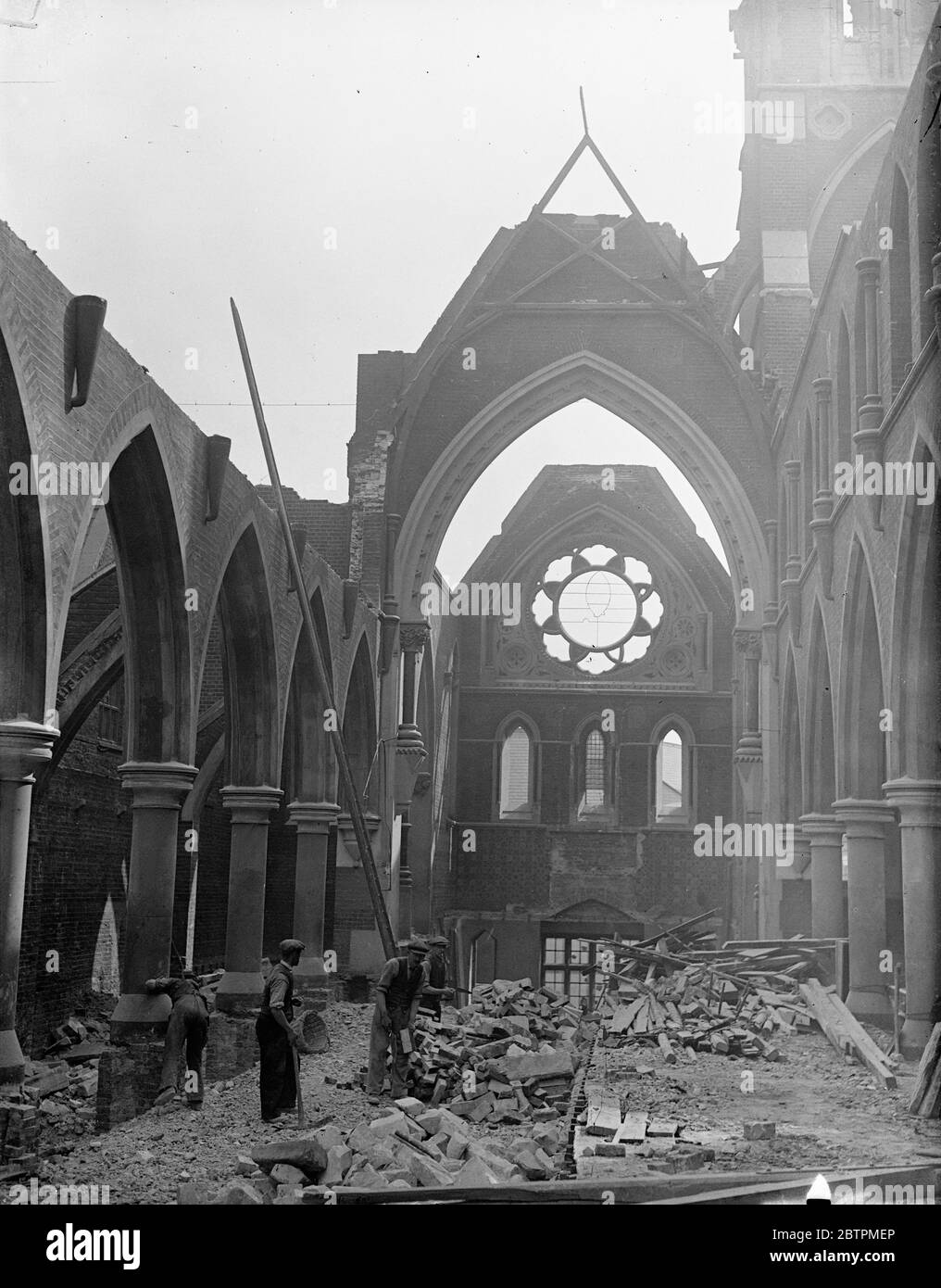 Bögen mit nichts zu unterstützen Foto zeigt : Rooftless St . Jude ' s Kirche, Gray ' s Inn Road, W. C . , die schnell unter dem Ansturm der Abbruchmänner disappering . 16 Mai 1936 Stockfoto