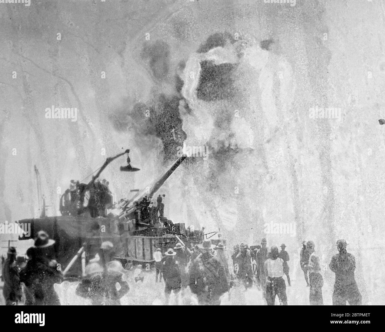 Der Tod eilt über das Meer Foto zeigt: Aufstochende Gicht aus Flamme und Rauch einer der 14-Zoll-Kanonen der US-Armee sendet nach acht Jahren Stille sein mürrisches Gebrüll über den Pazifik. Diese riesige Waffe, montiert auf einem speziellen Eisenbahn-LKW, ist eines von einem Paar für Küstenverteidigungsarbeit entlang der amerikanischen Küste verwendet und wurde in der Zielpraxis 40 Meilen nördlich von San Diego, Kalifornien ausprobiert. 22 Juni 1936 Stockfoto