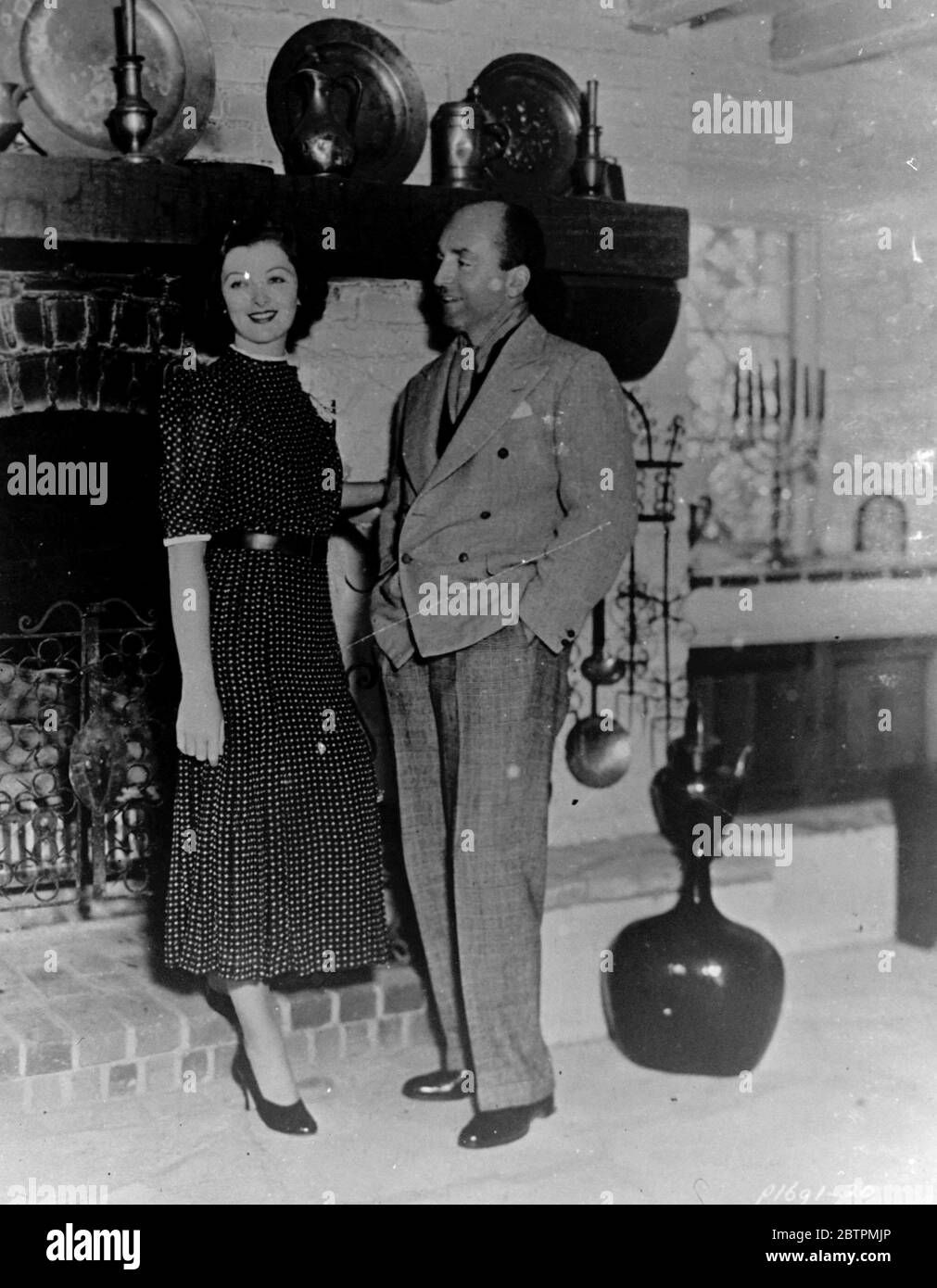 Myrna Loy - frisch vermählte Foto zeigt: Myrna Loy, die Filmschauspielerin, ihr Mann, Arthur Hornblow, Junior, der Produzent, bei sich zu Hause in Hollywood. Dies ist das erste Bild des Paares, seit sie vor kurzem verheiratet waren. August 1936, 18 Stockfoto