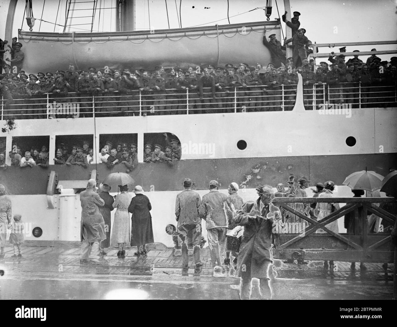 Truppen segeln nach Palästina . Die ersten Truppen der Ersten Division segelten von Southampton aus auf der Dorsetshire nach Palästina, wo Verstärkung geschickt wird, um arabische Terroristen zu unterdrücken. Foto zeigt, Truppen säumen die Schiene, wie die Dorsetshire segelte. 12. September 1936 Stockfoto
