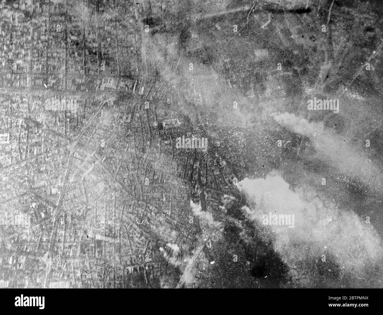 Madrid unter Beschuss . Bild aus der Luft . Eine Luftaufnahme von Madrid als Hauptstadt wurde einem intensiven Bombardement durch die belagerten Kräfte von General Franco ausgesetzt. Rauchwolken steigen aus zahlreichen Feuer, die durch die Bombardierung ausgelöst wurden. 30 März 1937 Stockfoto