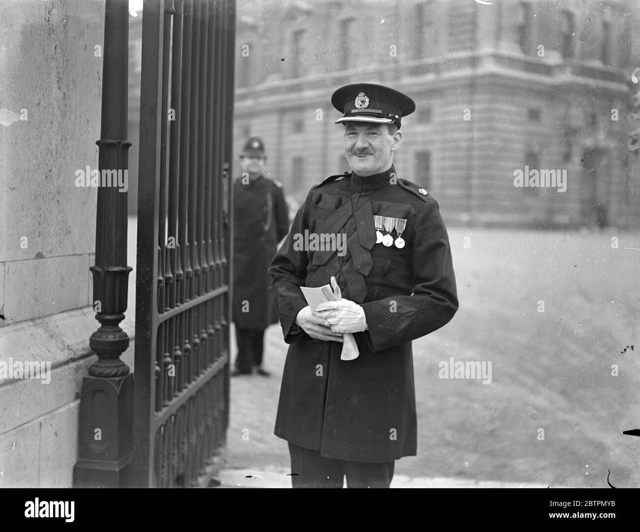 Sandringham Polizeikommissar bei der Investitur. Der König hatte die erste Investitur seiner Herrschaft am Buckingham Palace, als Ehrungen und Dekorationen in Übereinstimmung mit der Liste der Neujahrshonors verliehen wurden. Foto zeigt: Superintendent Stanley George Woodeson von der Sandringham Polizei verlassen, nachdem sie die King's Police Medaille für ausgezeichneten Dienst erhalten. 24 Februar 1937 Stockfoto